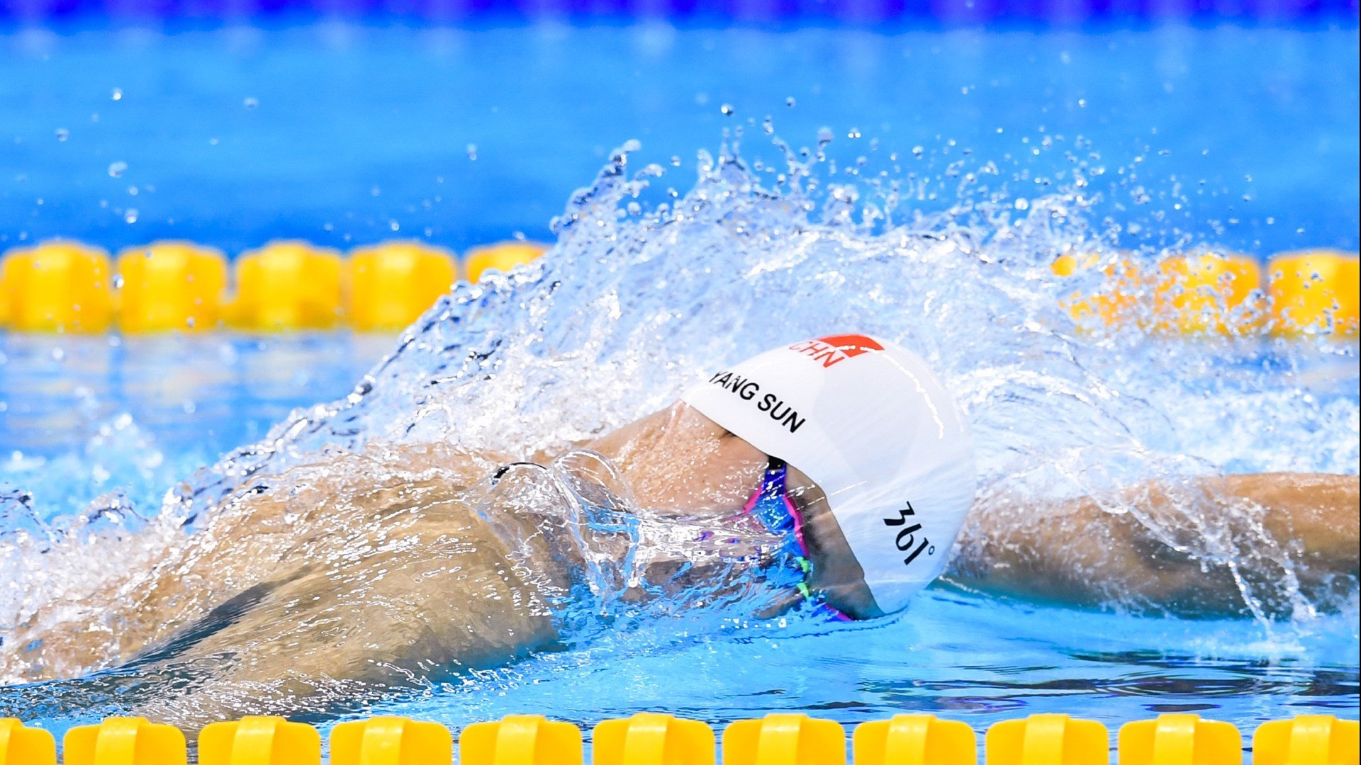 主场作战的球队击败了对手，喜迎胜利，主场作战下一句是啥